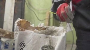 Bir sıva çözümü tarafından elle yapılan yöntem karıştırma. profesyonel Oluşturucu