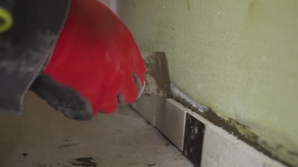Werknemer Stelt Tegels Muur Keuken Zijn Handen Zijn Het Plaatsen — Stockvideo