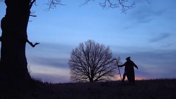 Mise au point douce. Grim Reaper silhouette coucher de soleil. concept de mort . Photo De Stock