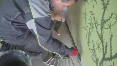 duvar sıvama işçi. stedicam shoting.