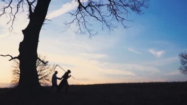Grim Reaper için yeni bir kurban geldi ve kurban ölüme yol açar. gün batımı siluet. ölüm kavramı ve yaşam mücadelesi