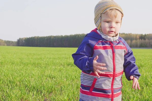 Ένα χρονών αγόρι γεωργός στέκεται στον τομέα με νέους σιτάρι — Φωτογραφία Αρχείου