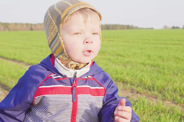 Ένα χρονών αγόρι γεωργός πηγαίνοντας στο πεδίο με νέους σιτάρι. Κινηματογράφηση σε πρώτο πλάνο — Φωτογραφία Αρχείου
