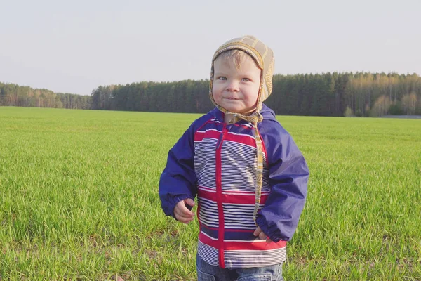 Ένα χρονών αγόρι γεωργός στέκεται στον τομέα με νέους σιτάρι — Φωτογραφία Αρχείου