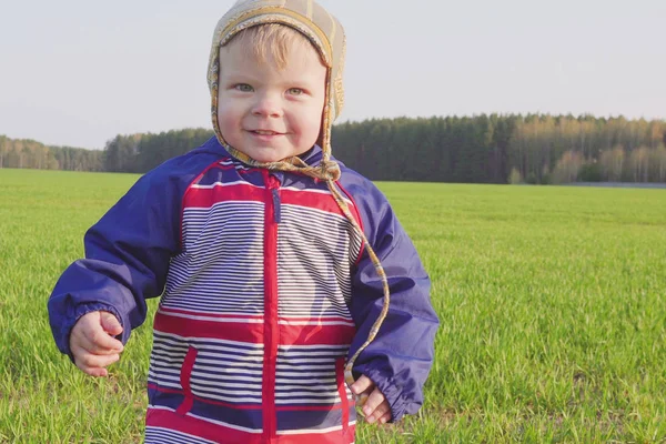 Um ano de idade menino agricultor de pé no campo com trigo jovem — Fotografia de Stock