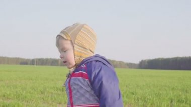 bir yıl yaşlı erkek çocuk genç buğday alanında gider. Portre