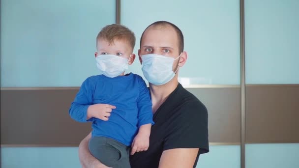 Retrato Padre Sosteniendo Lindo Niño Pequeño Bebé Niño Usando Máscara — Vídeo de stock