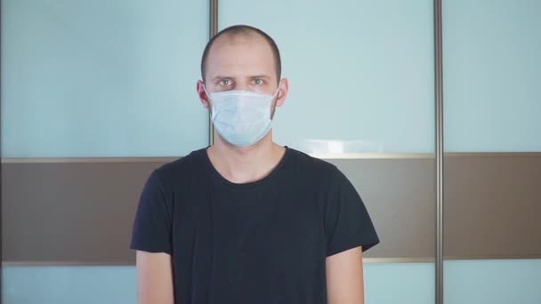 Tıbbi maskeli adam. bir salgın, grip, hastalık karşı koruma kavramı. — Stok video