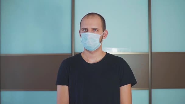 Ο άνθρωπος σε μια ιατρική μάσκα. έννοια της μια επιδημία, η γρίπη, η προστασία από τη νόσο. — Αρχείο Βίντεο