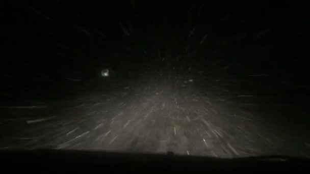 Carretera nocturna en nieve pesada con fuerte ventisca en coche en movimiento — Vídeos de Stock