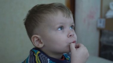 Bir iki yıl yaşlı erkek çocuk karanlık bir odada televizyon izliyor, kapat.