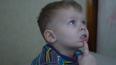 Bir iki yıl yaşlı erkek çocuk karanlık bir odada televizyon izliyor, kapat.