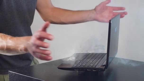 Mann Hände und Finger auf kaputtem Laptop. Rauch im Zimmer. — Stockvideo