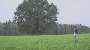 Mutlu bir aile. Babası alan bir uçak oyuncak ile oynayan çocuğa