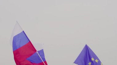 Gökyüzüne karşı video bayrak Avrupa Birliği ve Rusya. Dostluk ve barış kavramı.