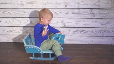 Çocuk yüksek sandalyede oturup dondurma yemek. şirin çocuk dondurma waffle koni tadını çıkarıyor. doğru görünüyor.