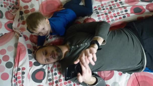 Padre e bambino utilizzando lo smartphone — Video Stock