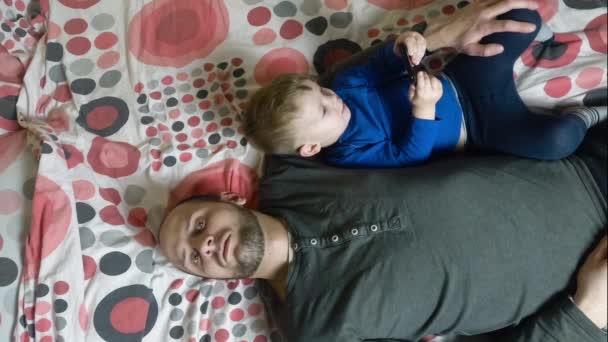 Apja és a baba gyermek használ smartphone — Stock videók