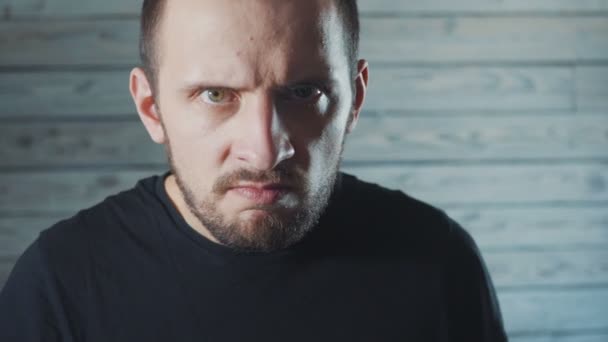 Hombre maníaco con expresión facial diabólica. de cerca — Vídeos de Stock