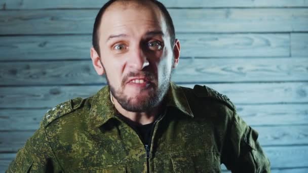 Porträt eines wütenden Offizierssoldaten. der verrückte Hauptmann der Armee schimpft und schreit. — Stockvideo