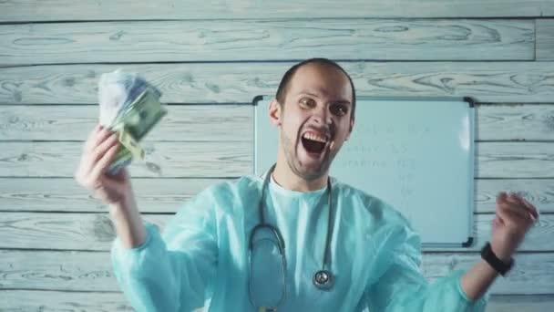 Portrait d'un homme heureux docteur tenant des billets de banque — Video