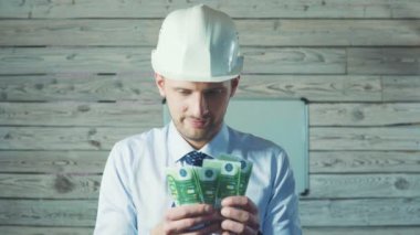 Mühendis ya da foreman para Euro banknot hesaplama olduğunu