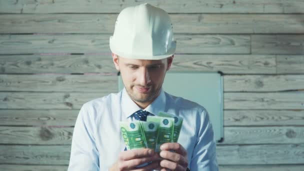 Ingeniero o capataz está calculando billetes en euros de dinero — Vídeos de Stock