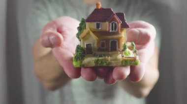 Oyuncak ev elinde. Rüyalarının evini kavram