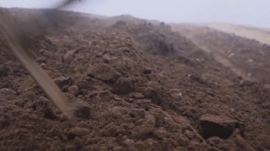 üst düzey çiftçi şapkalı bir çamurlu çapa ve dirgen alanı oluşturuldu. El İşçiliği. Sis