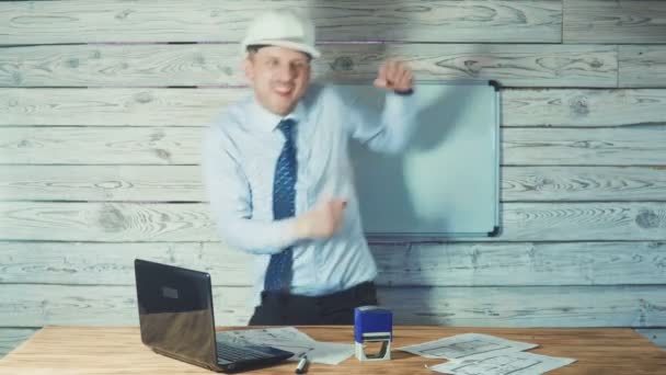 Hombre bailando con un traje con un casco de seguridad. Concepto de éxito en el negocio de la construcción . — Vídeos de Stock