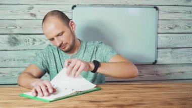 Notlar yapmaya gözlük arıyorum erkek öğrencinin gülümseyen hayal dalgın sakallı adam not defteri fikirler yazma.