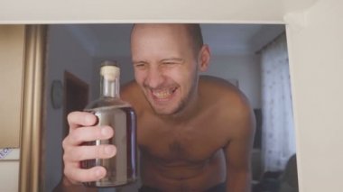 Dolapta bir şişe T-shirt içecekler alkolsüz alkolik. alkol kötüye kullanımı ve alkolizm kavram ev kanepe, üzgün.