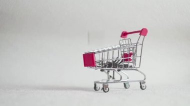 vida süpermarket sepeti içine düşmek. Konsept İnşaat malzemeleri Satılık. İnşaat sektöründe.