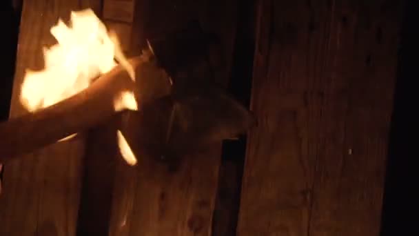 Агрессивный огненный топор — стоковое видео