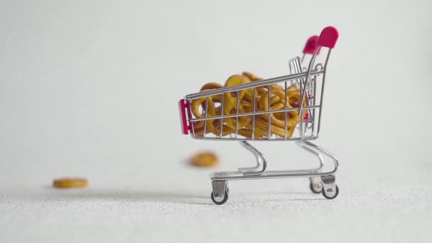 Keks im Einkaufswagen. Kekse fallen in Supermarkt-Einkaufswagen. — Stockvideo