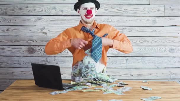 Clown zakenman met geld in zijn boezem. Concept op grote baas met grote geld. — Stockvideo