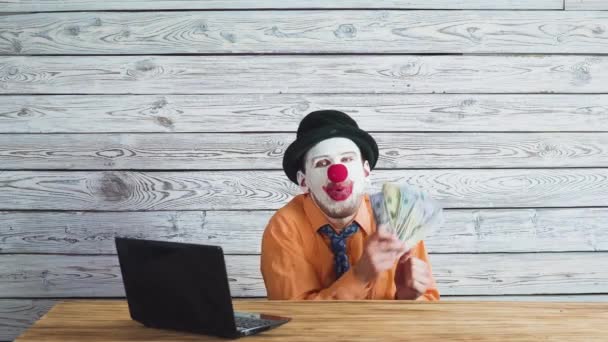 Payaso hombre de negocios con dinero en la mano. Concepto de gran jefe con dinero . — Vídeos de Stock