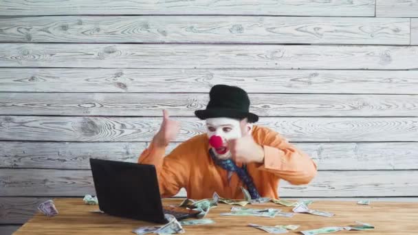 Clown affärsman med pengar i handen. Konceptet på big boss med pengar. — Stockvideo