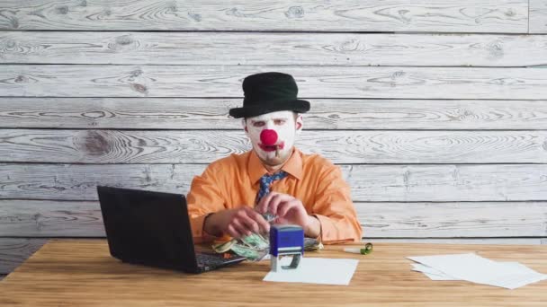 Clown baas tellen dollar billes geld en roken sigaar. Concept op Big Boss met Big Money. — Stockvideo