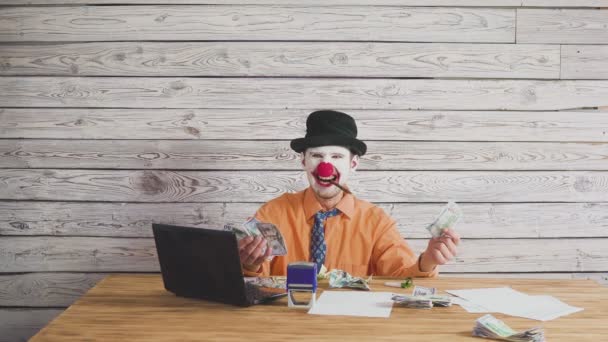 Klaun podnikatel peníze v ruce. Koncept na velkého šéfa s penězi. — Stock video