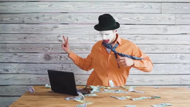 Dancing clown businessman with money . Concept of big boss with money. The boss is an idiot and a moron — Stock Video