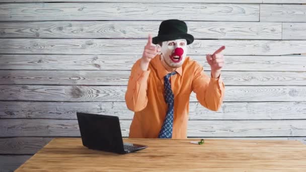 Clown-Geschäftsmann am Tisch des Direktors beschimpft Untergebene. Konzept über wütenden dummen Chef — Stockvideo