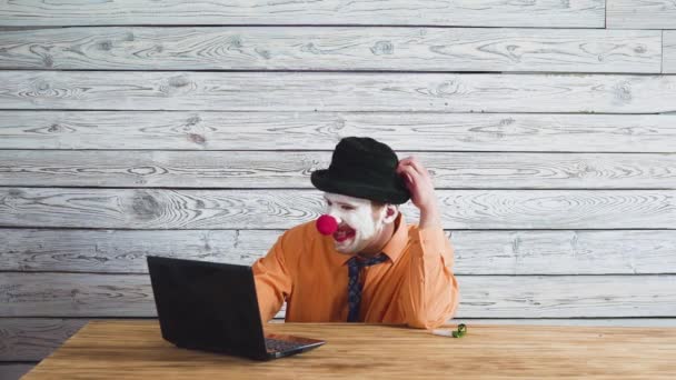 Kontors arbetaren clown, clown koncept på jobbet. Affärs man vid datorn, arbeta på en bärbar dator. — Stockvideo