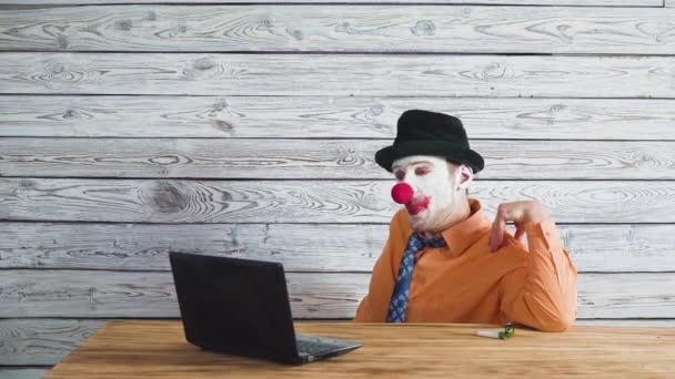 Kontors arbetaren clown, clown koncept på jobbet. Affärs man vid datorn, arbeta på en bärbar dator. — Stockvideo