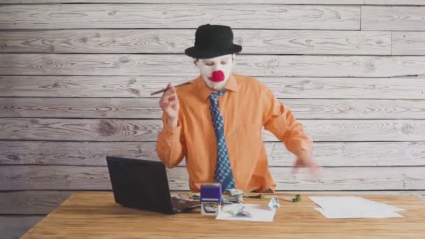 Clown zakenman in de buurt van de directeuren tabel zweert bij ondergeschikten. Concept op boze stomme baas — Stockvideo