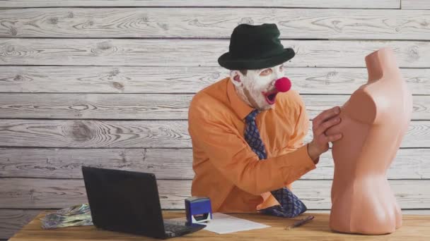 Il buffo capo clown flirta con il manichino della segretaria. Stupido capo sessualmente . — Video Stock