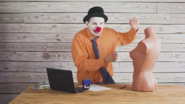 Zabawny szef clown flirtuje z manekinem sekretarza. Głupi, seksualnie szef. — Wideo stockowe