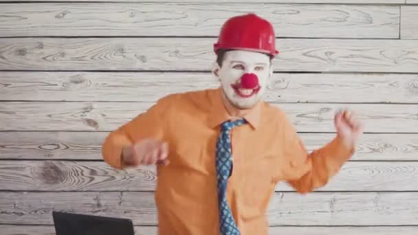 Cattivo concetto di costruzione con mattoni clown posa — Video Stock