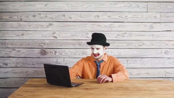 Office worker clown, clown concept at work. Businessman at the computer, work on a laptop. — Stock Video