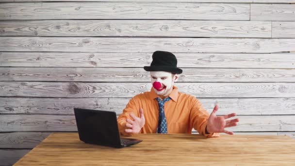 办公室工作人员小丑, 小丑概念在工作。商人在电脑上, 在笔记本电脑上工作. — 图库视频影像